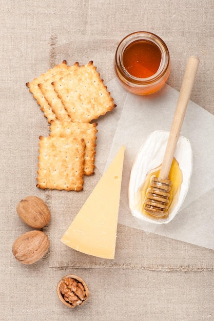 Parmesan-Käse-Honig-Kekse und Nüsse