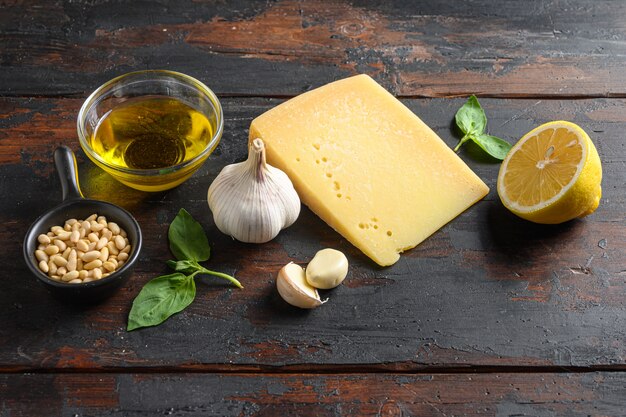 Parmesan mit Basilikumblättern und Pinienkernen