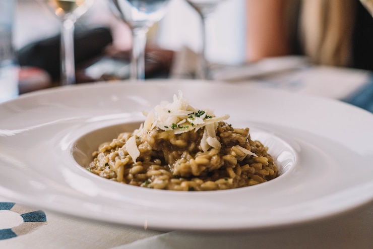 Foto parmesanrisotto auf einem tiefen teller gewürzt mit safran