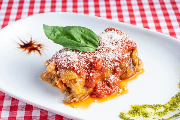 Parmigiana di melenzane, prato tradicional napolitano da cozinha italiana