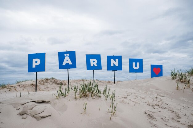 Parnu-Zeichen auf Sanddünen am Strand von Parnu