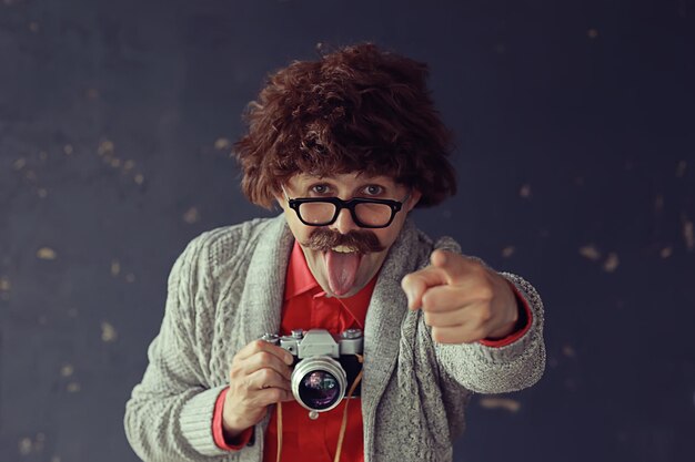 parodia de un retrato de científico con la lengua colgando, broma de tipo