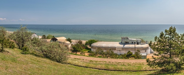 Foto parque à beira-mar ou primorsky em chernomorsk ucrânia