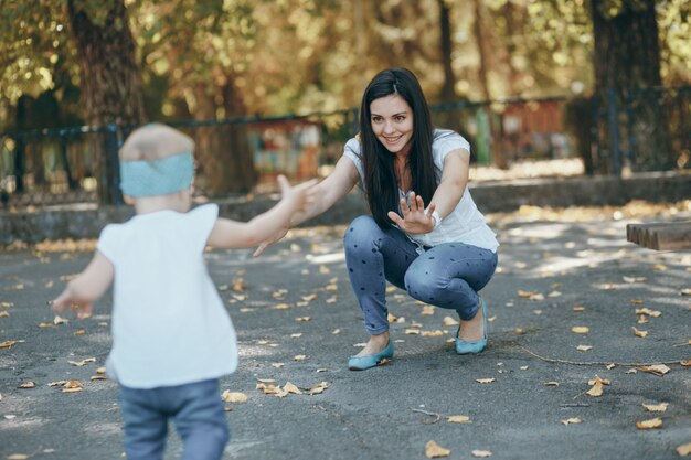 Foto parque adultos sol morena gente