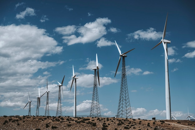 Parque de aerogeneradores en una tierra desértica