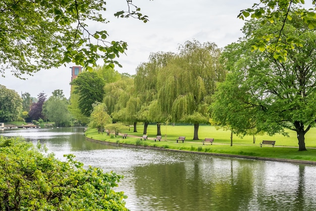 Parque al aire libre a lo largo del río Avon en la ciudad de Stratford en Inglaterra con cielo nublado por la mañana