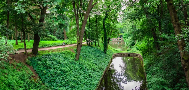 Parque de Alejandría en Bila Tserkva, uno de los arboretos más bellos y famosos de Ucrania, en un día nublado de verano.