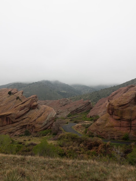 Parque del Anfiteatro Red Rocks después de la lluvia en Spring, Colorado.