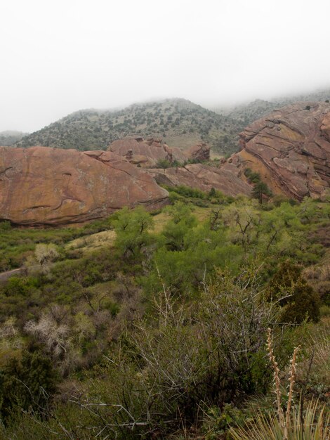 Parque del Anfiteatro Red Rocks después de la lluvia en Spring, Colorado.