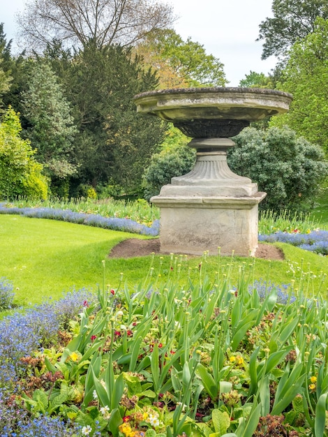 Parque ao ar livre na fonte de banco de Inglaterra e grama verde fresca