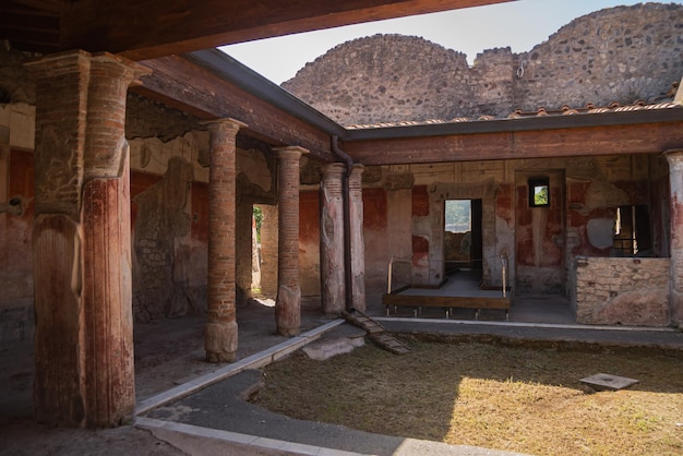 Parque arqueológico de Pompeya Una antigua ciudad que pereció trágicamente bajo la lava Viejas casas en ruinas villas Patios internos italianos