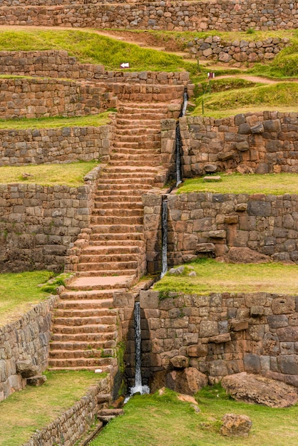 Parque arqueológico tipon quispicanchi cerca de cusco perú