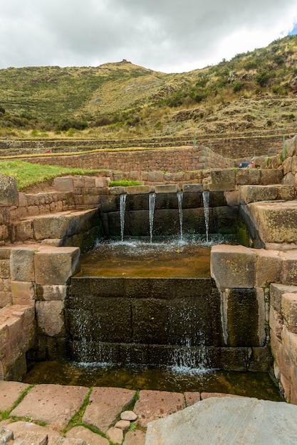 Foto parque arqueológico tipon quispicanchi cerca de cusco perú