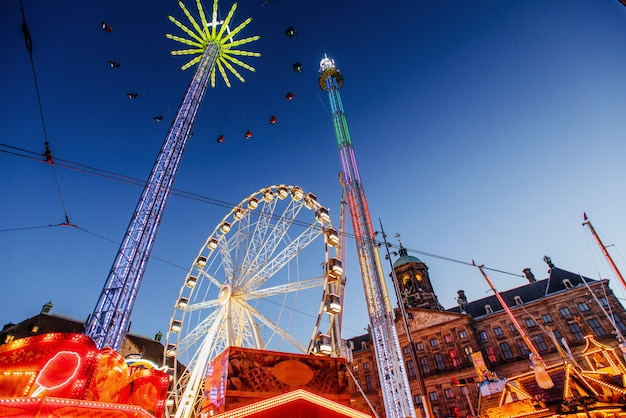 Parque de atracciones en el centro de la noche de Amsterdam