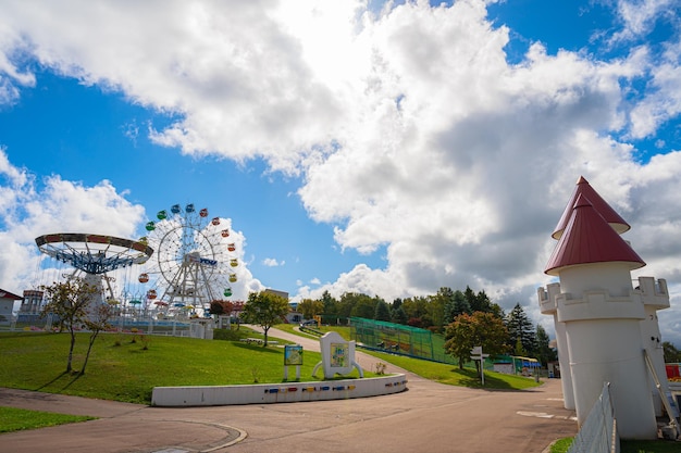 Parque de atracciones retro y cielo azul