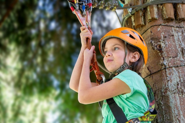 Foto parque de aventuras y escalada en cuerda floja