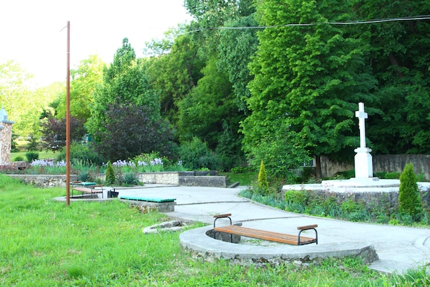 un parque con bancos y un edificio en el fondo