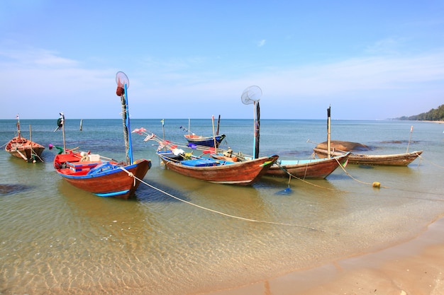Parque del barco de la cola larga del pescador en la playa de Rayong en Tailandia