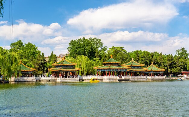 Parque Beihai con el lago - Beijing, China