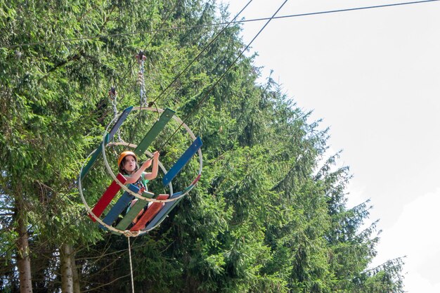 Parque de cable de escalada de aventura: personas en curso en casco de montaña y equipo de seguridad