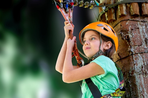 Parque de cable de escalada de aventura: personas en curso en casco de montaña y equipo de seguridad