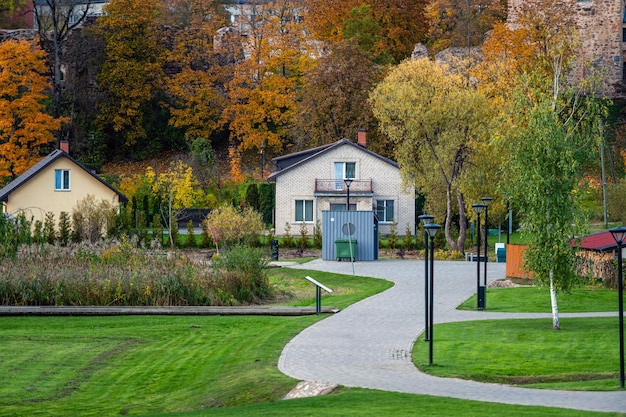 Un parque con caminos pavimentados en un pequeño pueblo en un día de otoño