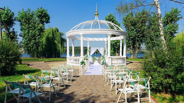 Parque con cenador Lugar para ceremonia de boda orilla del lago