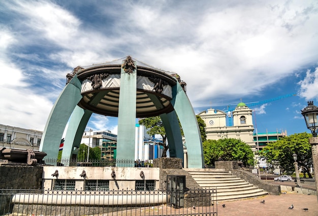 Parque central con quiosco y catedral en san jose la capital de costa rica