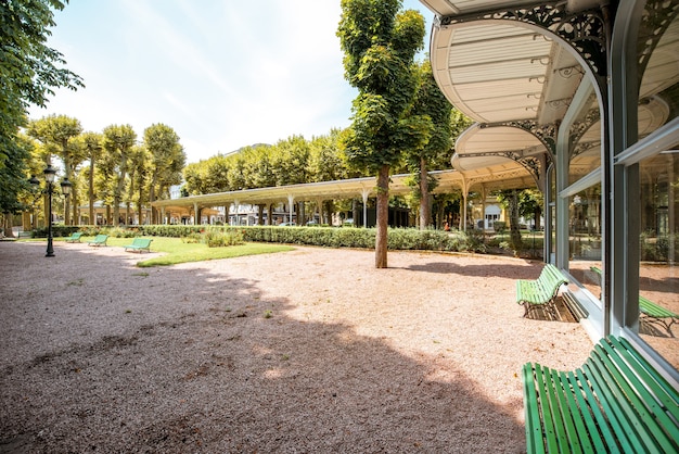 Parque cerca del edificio del spa termal en la ciudad de Vichy, Francia