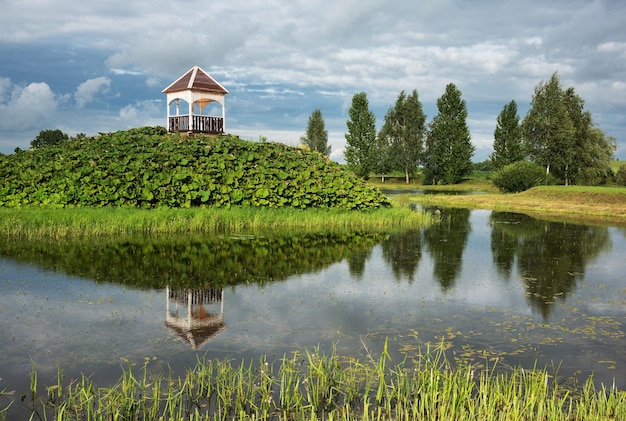 Parque cerca de la iglesia católica de Santa Ana en el pueblo de Mosar Bielorrusia