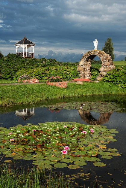 Parque cerca de la iglesia católica de Santa Ana en el pueblo de Mosar Bielorrusia