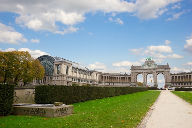 Parque cinquantennaire em bruxelas com o arco do triunfo - um dos símbolos arquitetônicos de bruxelas, bélgica