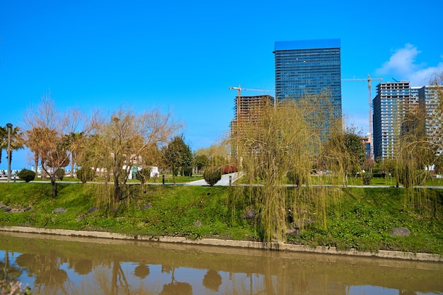 Parque de la ciudad verde moderno y bien cuidado a