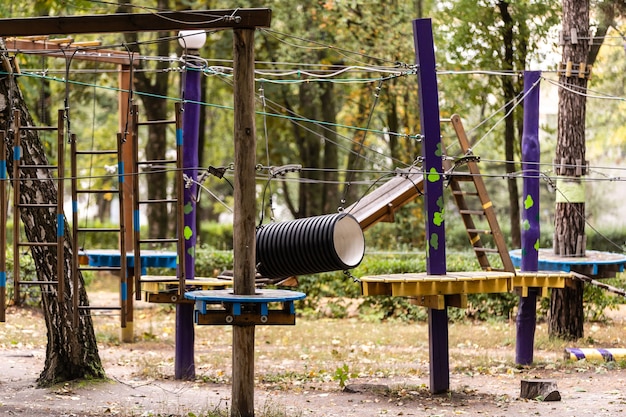 parque de cuerdas vacías en el bosque