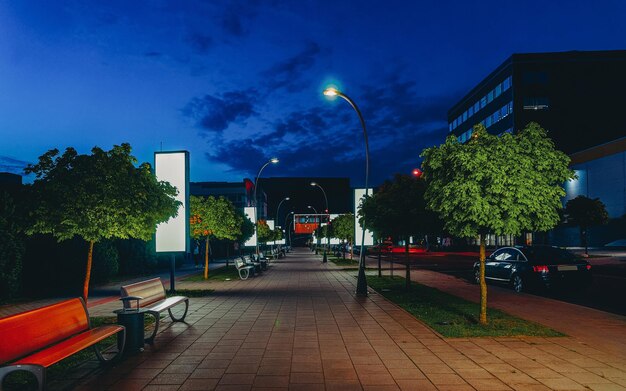 Parque da UE no conceito de construção de centro comercial moderno. Rua, tarde da noite