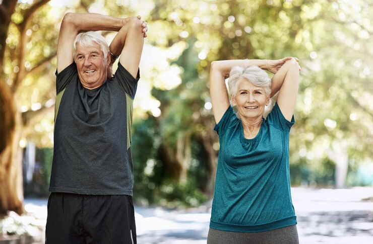 Foto parque de alongamento e casal sênior com retrato de fitness e treino com sol desafio e energia exercício homem velho e mulher madura com atividade bem-estar e cardio com saúde e natureza