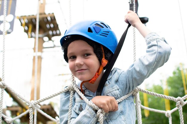 Parque de aventura infantil na floresta Um centro de entretenimento ao ar livre para crianças envolvidas em agilidade