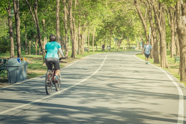 Parque de bicicleta de mulher em Bangkok