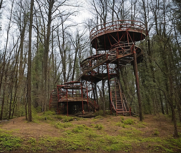 parque de diversões abandonado assustador estruturas metálicas enferrujadas