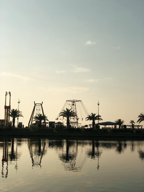 Foto parque de diversões refletido no lago