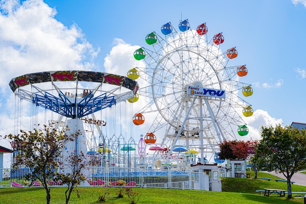 Parque de diversões retrô e céu azul