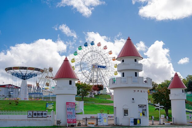 Parque de diversões retrô e céu azul