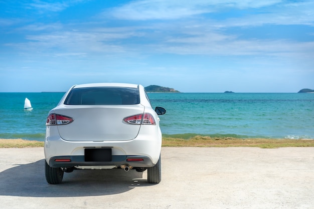 Foto parque de estacionamento branco no belo mar em dia de sol no belo mar em dia de sol