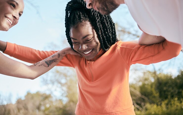 Foto parque de fitness e pessoas se amontoam em círculo para treinar exercício e corrida treino esportes amigos e homens e mulheres felizes para bem-estar saúde e cardio ao ar livre para objetivos de trabalho em equipe e apoio