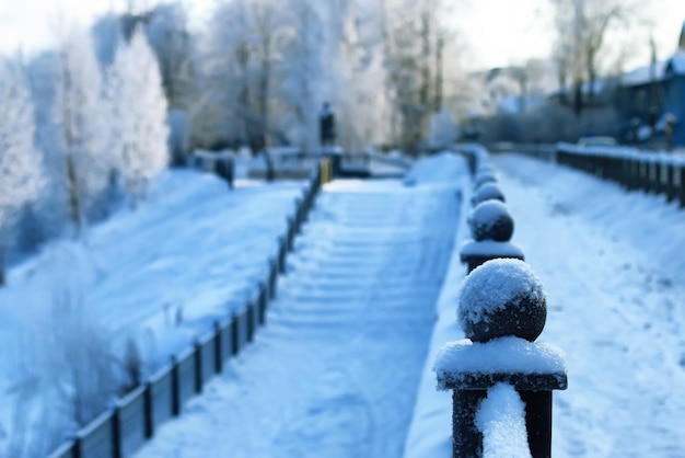 Parque de inverno coberto com cerca de neve