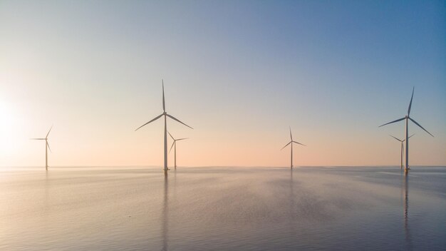 Foto parque de moinhos de vento no oceano vista aérea com turbina eólica flevoland países baixos ijsselmeer