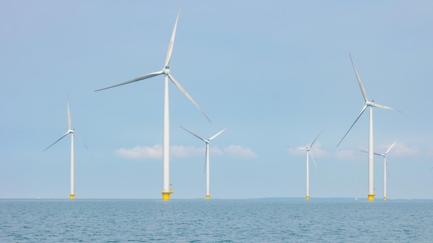 Parque de moinhos de vento no oceano vista aérea com turbina eólica Flevoland Países Baixos Ijsselmeer