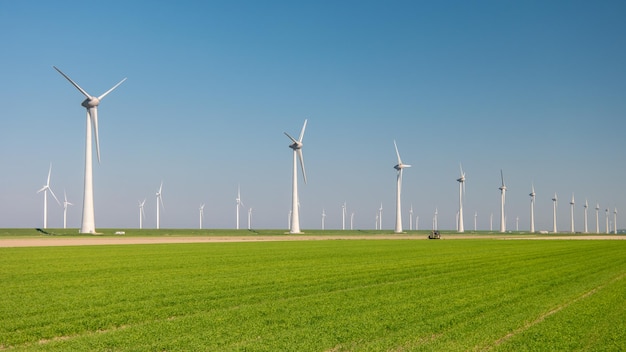 Parque de moinhos de vento no oceano vista aérea com turbina eólica Flevoland Países Baixos Ijsselmeer