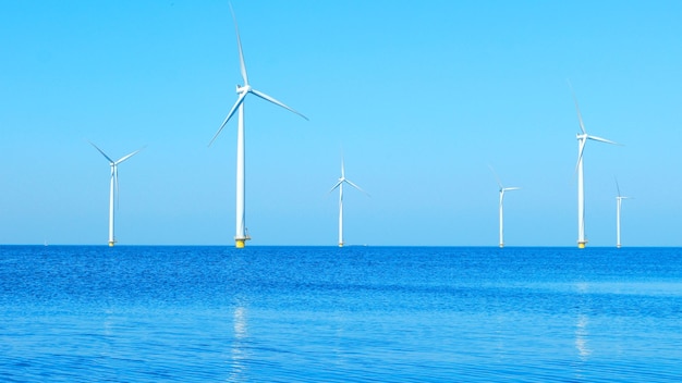 Parque de moinhos de vento no oceano vista aérea com turbina eólica Flevoland Países Baixos Ijsselmeer