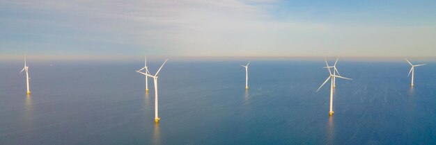 parque de moinhos de vento offshore com nuvens e um céu azul